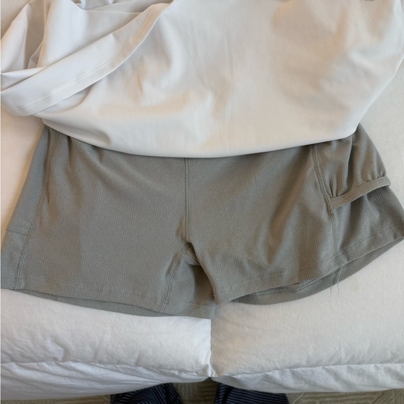 Vuori White Valley Tennis Skirt Size Medium in White - Picture 6 of 7